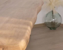 Grande table de repas 240 cm plateau en manguier bords naturels 