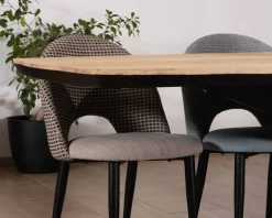 Grande table de repas 300cm manguier massif finition sablée bords biseautés noirs et pieds étoile "Pise"