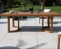 Grande table de repas extérieure 240 cm en teck "Orchaise" finition naturelle