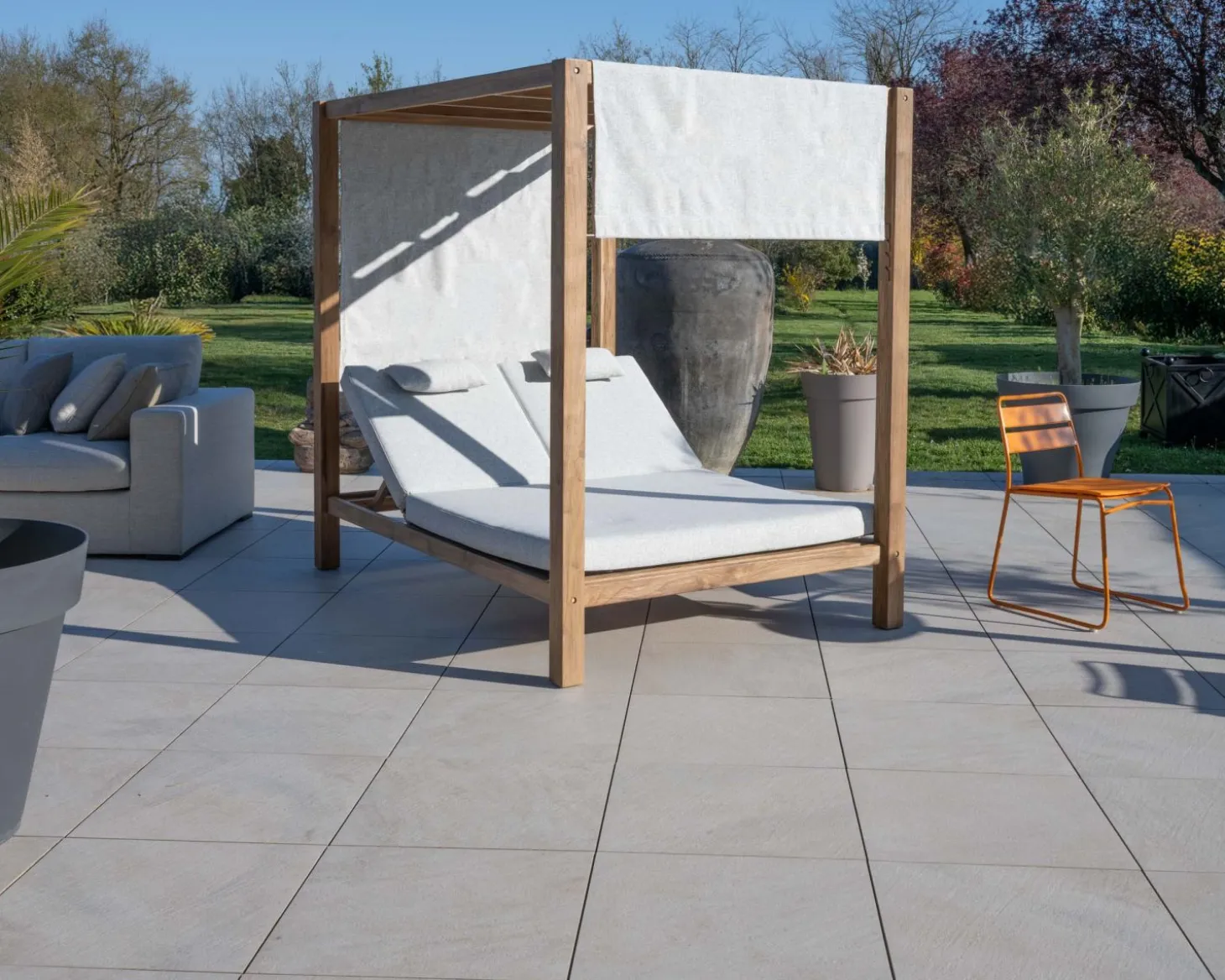 Lit de jardin en teck et tissu spécial extérieur gris clair "Eclipse"