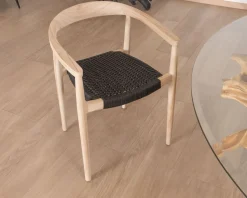 Lot de 4 chaises contemporaines en teck naturel et assise noire 