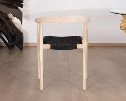 Lot de 4 chaises contemporaines en teck naturel et assise noire 