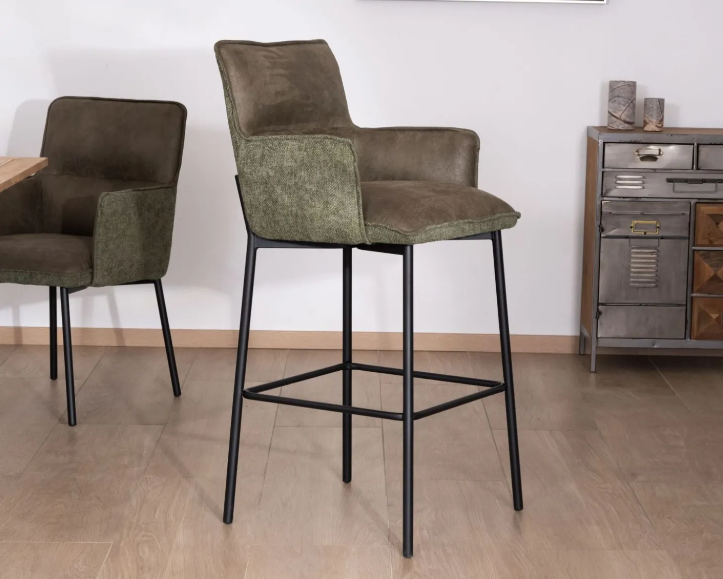 Lot de 2 chaises de bar bi-matière vert et pieds en métal noir "Lokka" effet cuir vieilli esprit rétro