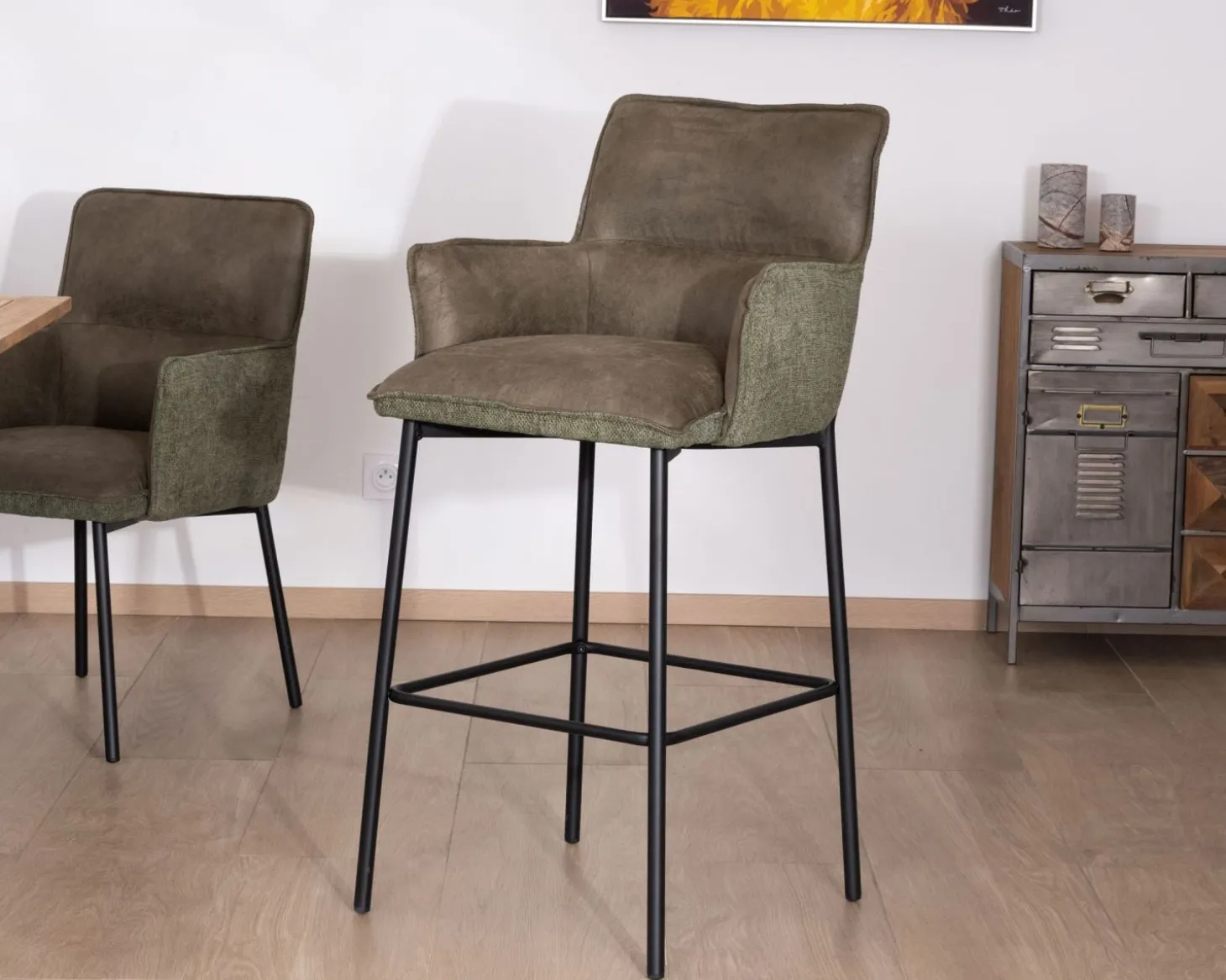 Lot de 2 chaises de bar bi-matière vert et pieds en métal noir "Lokka" effet cuir vieilli esprit rétro