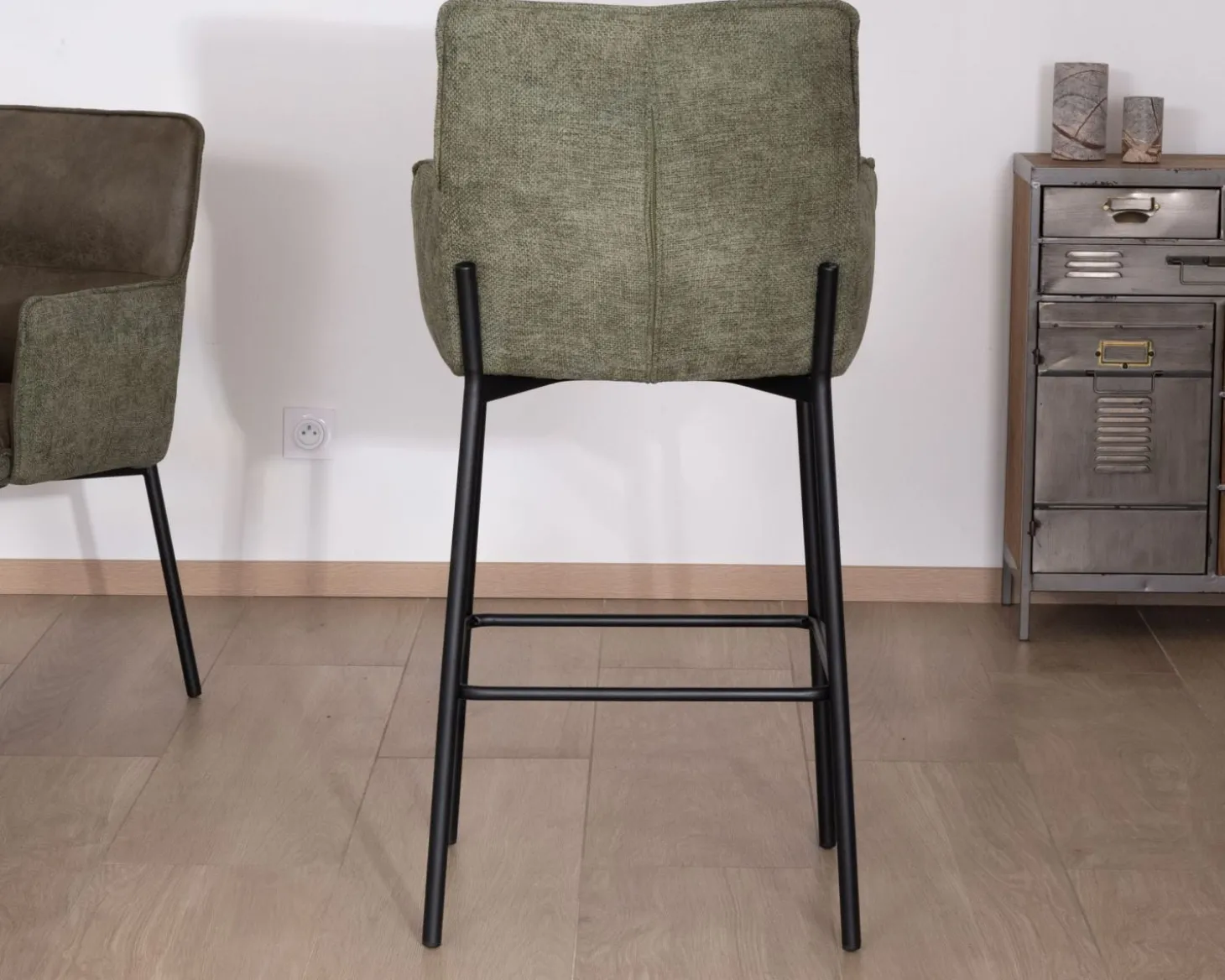 Lot de 2 chaises de bar bi-matière vert et pieds en métal noir "Lokka" effet cuir vieilli esprit rétro