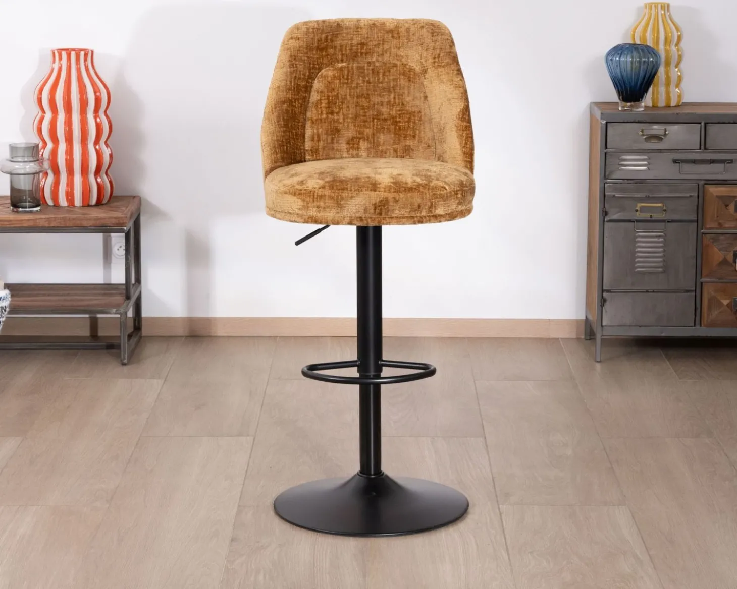 Lot de 2 chaises de bar pivotantes et réglables en velours ocre "Zoung" et pied en métal noir