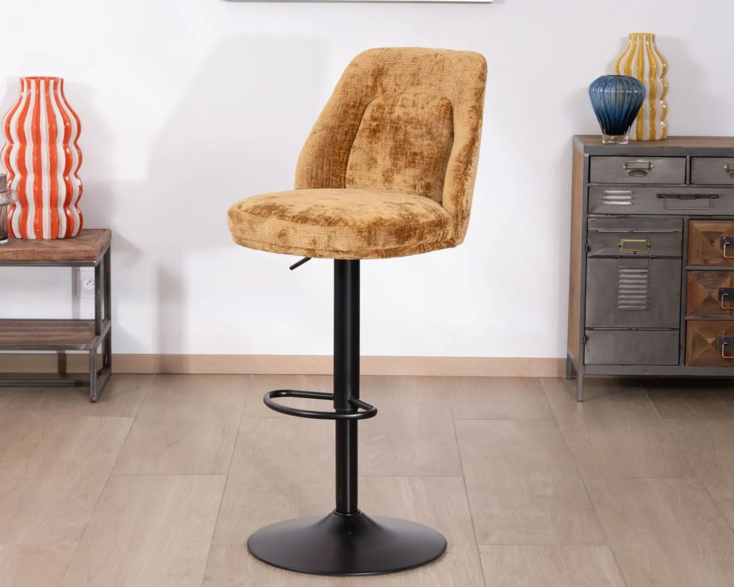 Lot de 2 chaises de bar pivotantes et réglables en velours ocre "Zoung" et pied en métal noir
