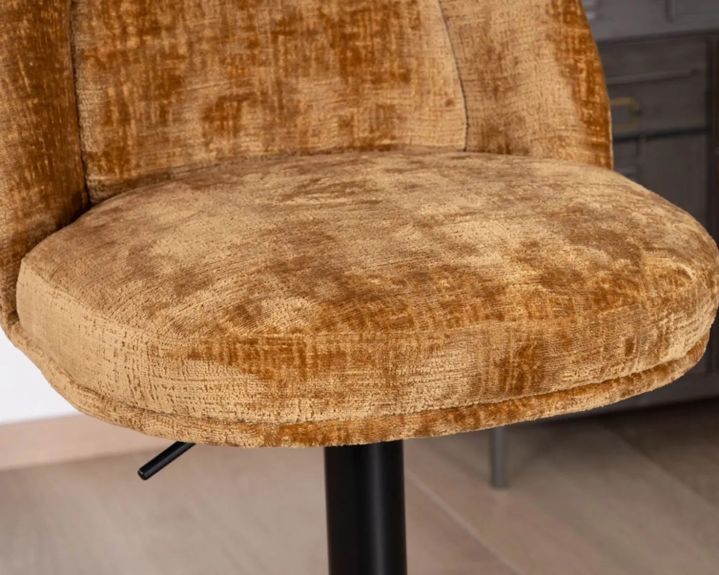 Lot de 2 chaises de bar pivotantes et réglables en velours ocre "Zoung" et pied en métal noir