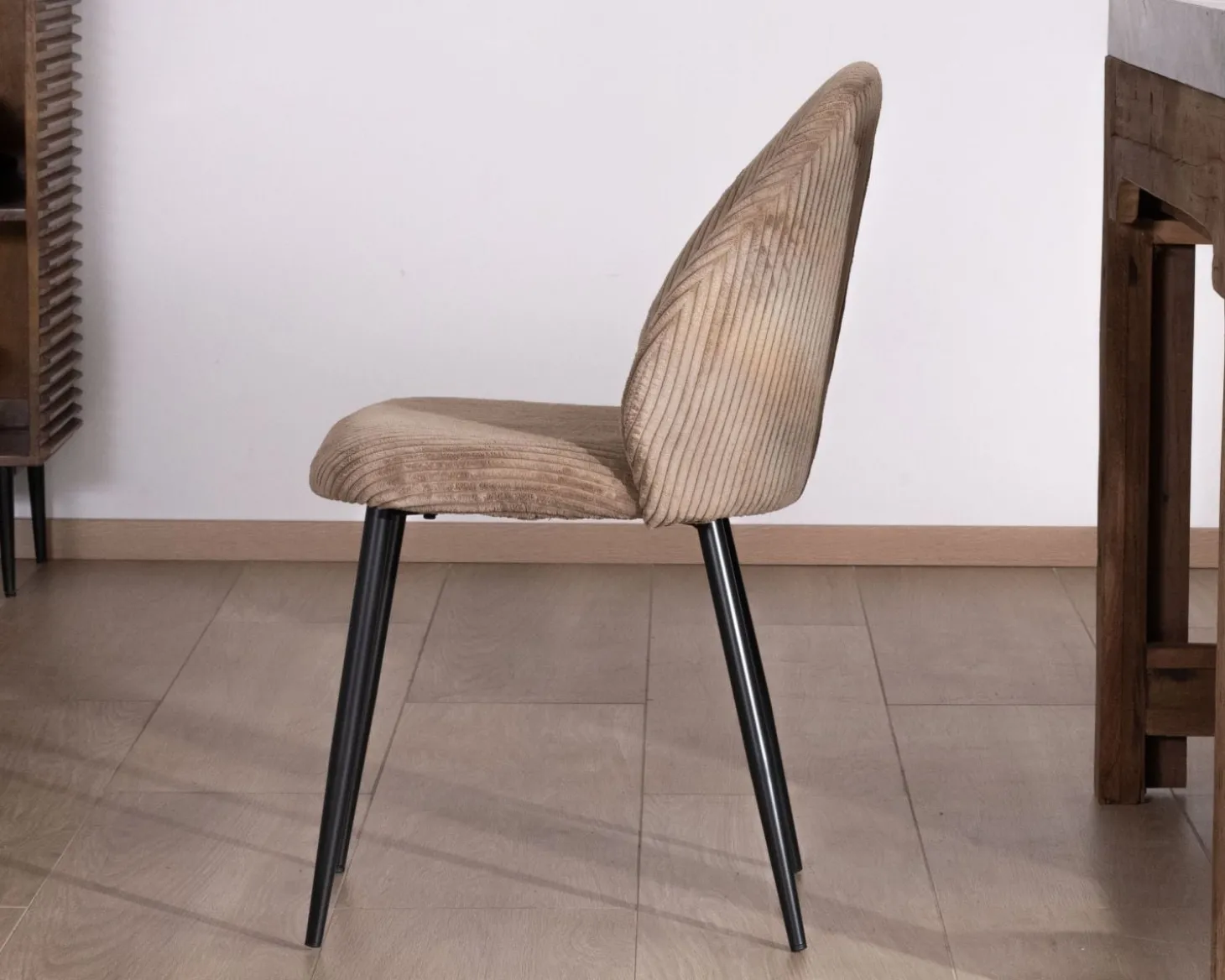 Lot de 4 chaises de repas en velours côtelé taupe esprit vintage "Bellot"