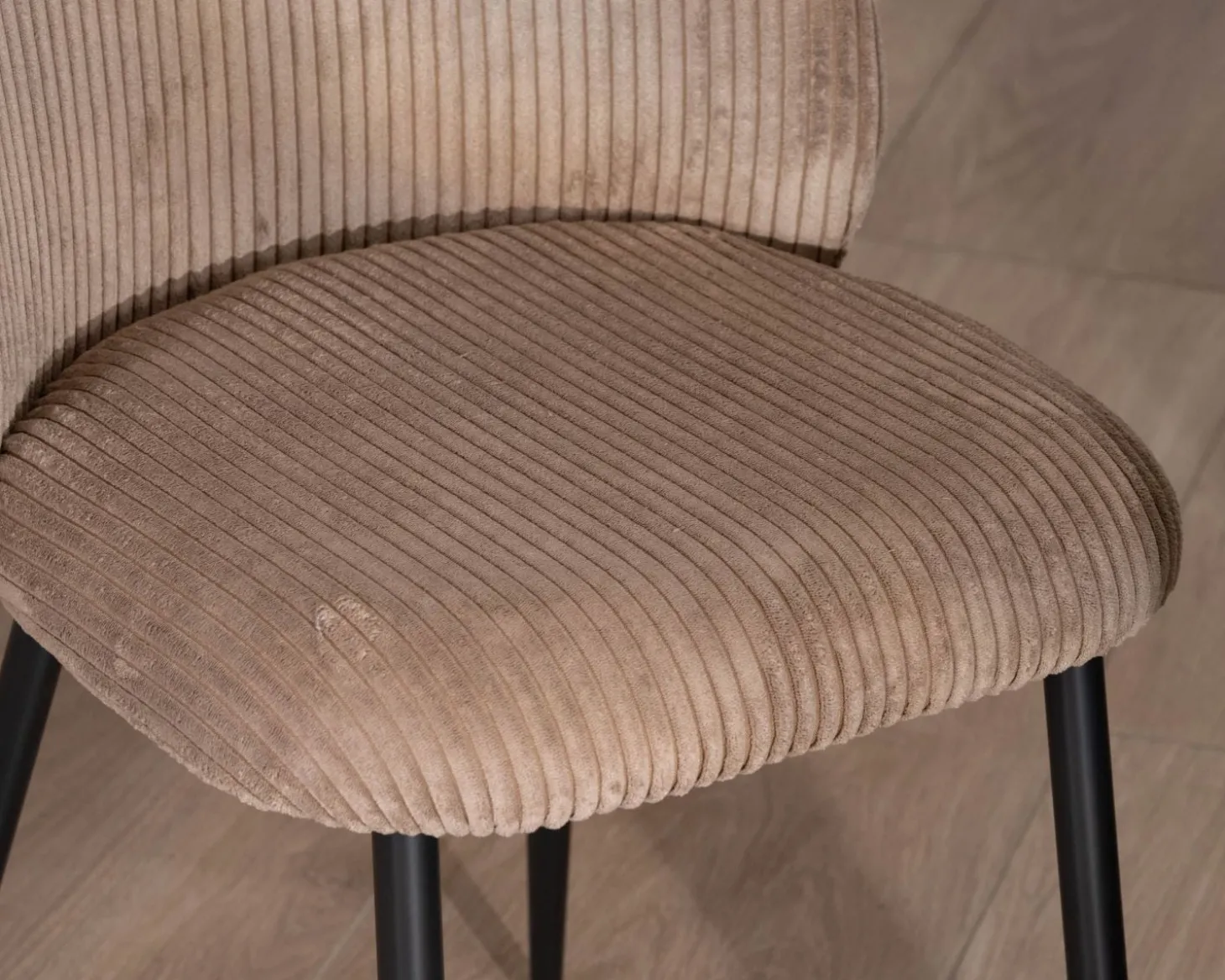 Lot de 4 chaises de repas en velours côtelé taupe esprit vintage "Bellot"