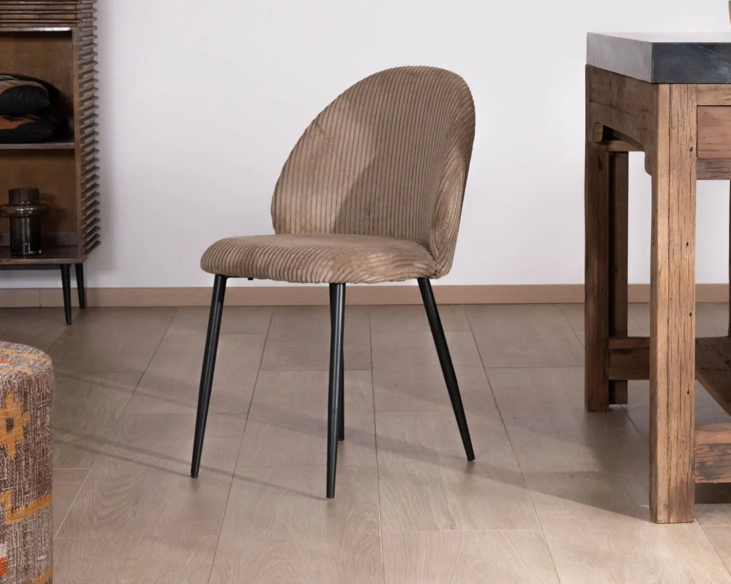Lot de 4 chaises de repas en velours côtelé taupe esprit vintage "Bellot"