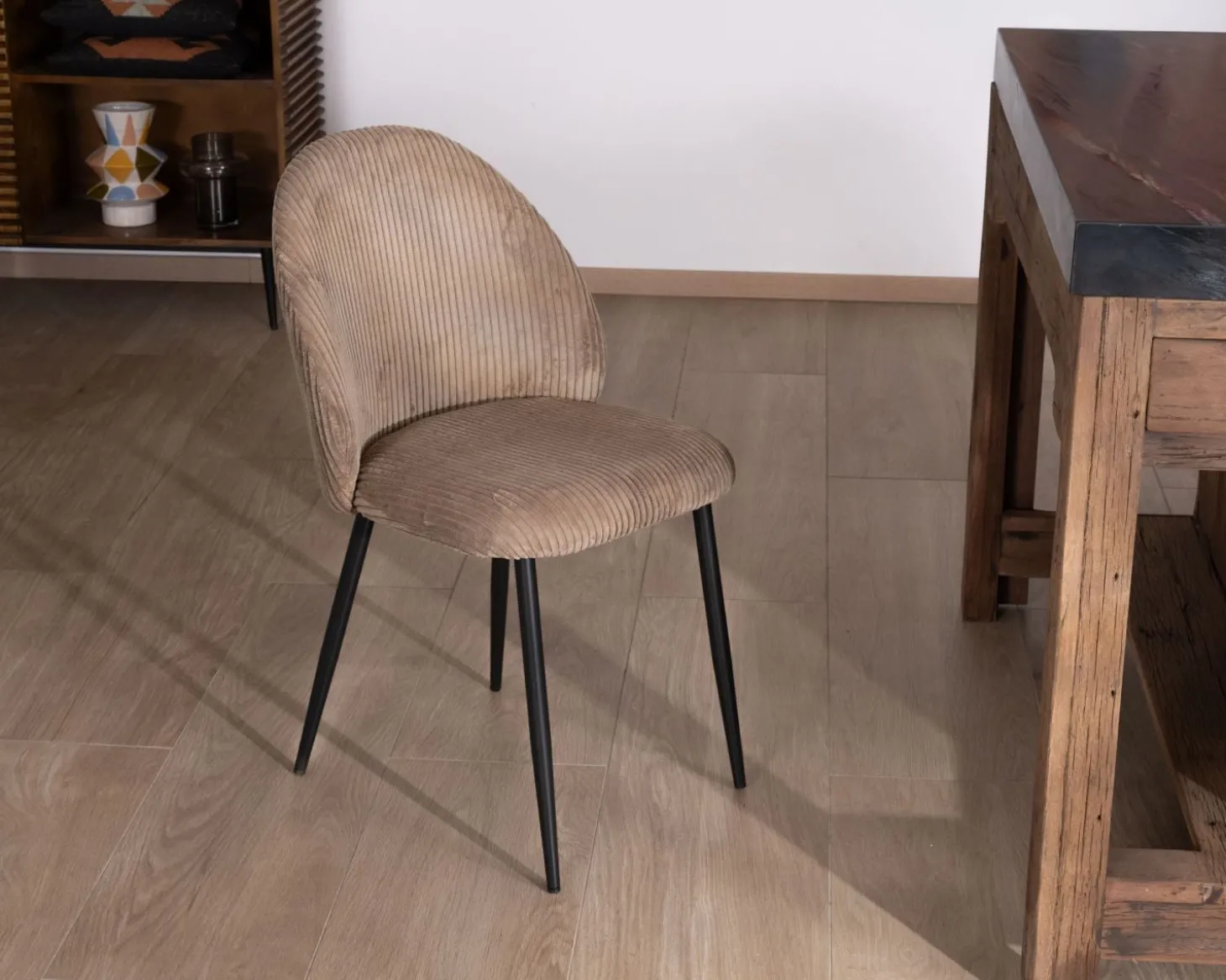 Lot de 4 chaises de repas en velours côtelé taupe esprit vintage "Bellot"