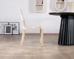 Lot de 2 chaises de repas en teck et cuir blanc tressé 