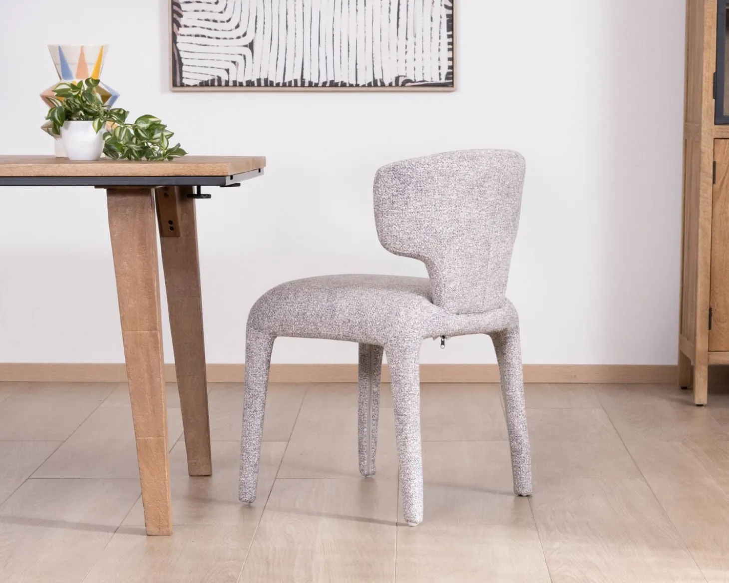 Lot de 2 chaises de repas contemporaines “Milano” en tissu chiné gris clair à habillage intégral