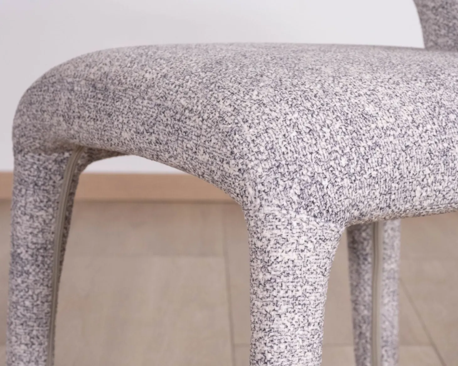 Lot de 2 chaises de repas contemporaines “Milano” en tissu chiné gris clair à habillage intégral