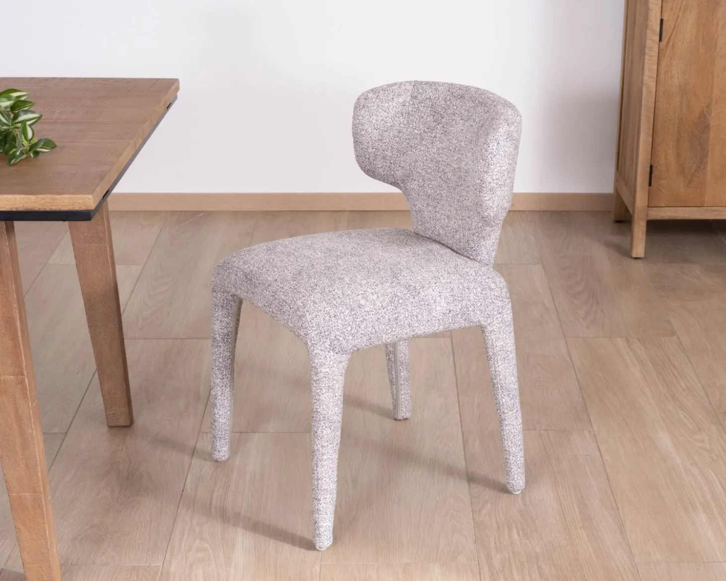Lot de 2 chaises de repas contemporaines “Milano” en tissu chiné gris clair à habillage intégral
