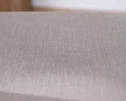 Lot de 2 chaises de repas épurées en acacia avec assise tissu beige 