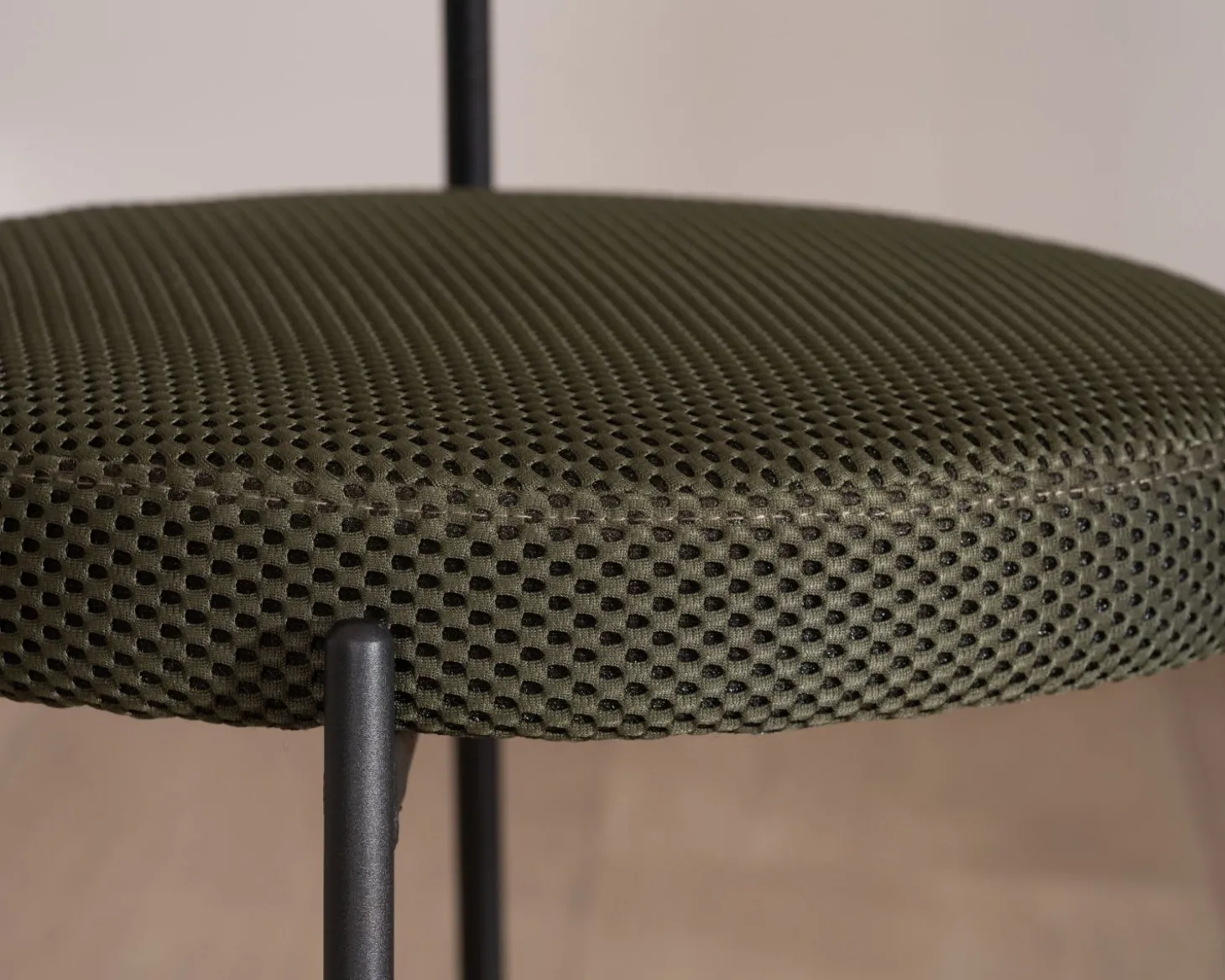 Lot de 2 chaises de repas en tissu vert olive et pieds métal design minimaliste "Lato"