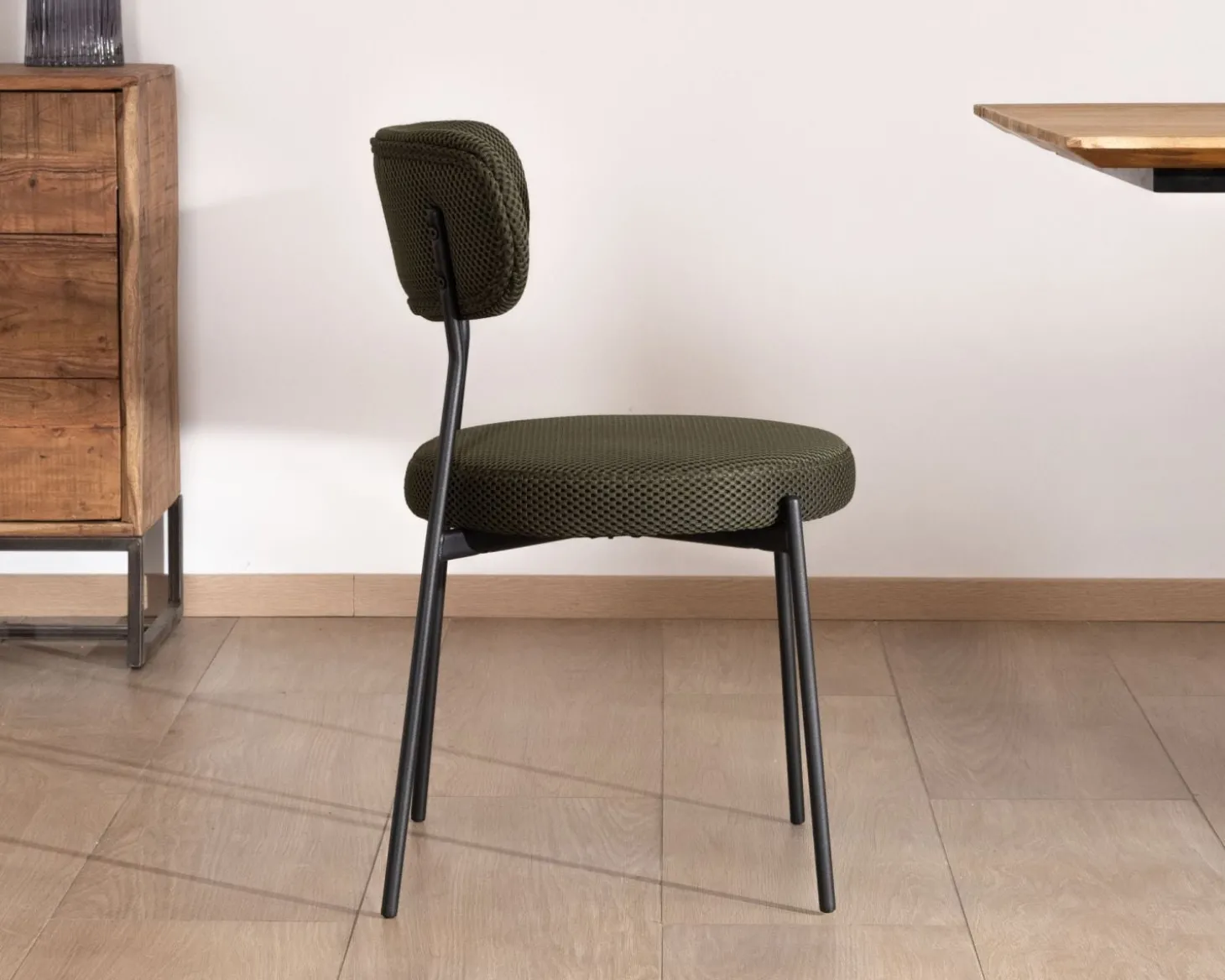Lot de 2 chaises de repas en tissu vert olive et pieds métal design minimaliste "Lato"