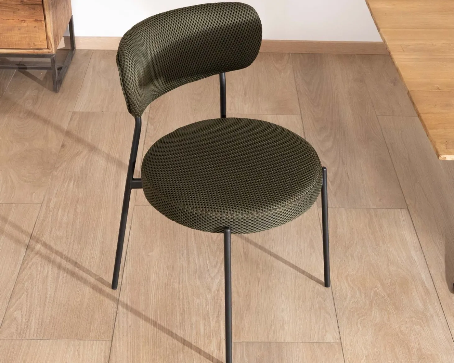 Lot de 2 chaises de repas en tissu vert olive et pieds métal design minimaliste "Lato"