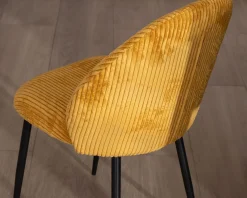 Lot de 4 chaises de repas en velours moutarde et pieds en métal noir 