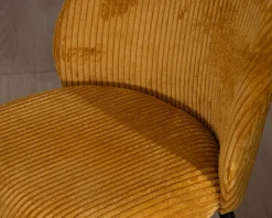 Lot de 4 chaises de repas en velours moutarde et pieds en métal noir 