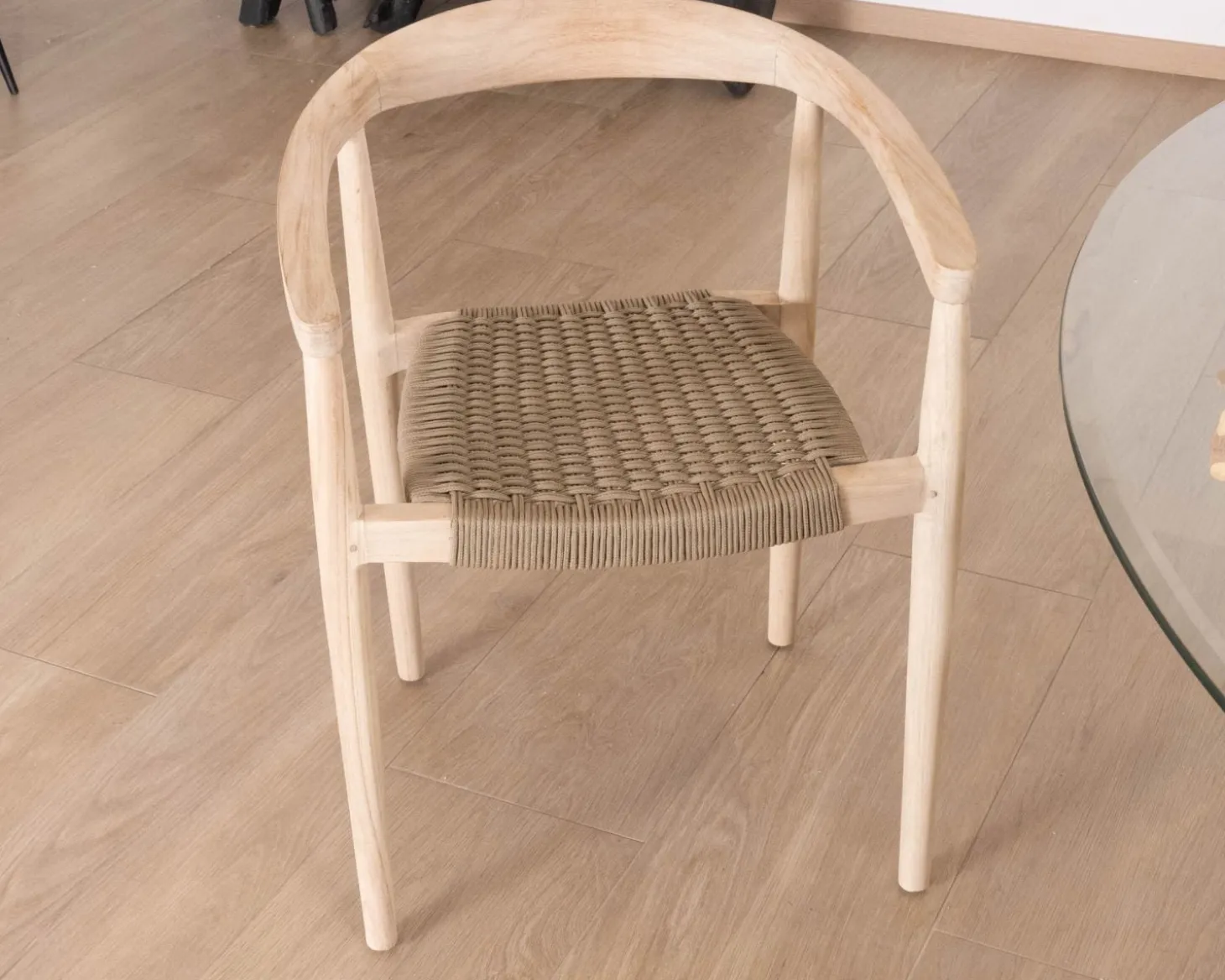 Lot de 4 chaises en teck naturel et assise tressée "Tiska"