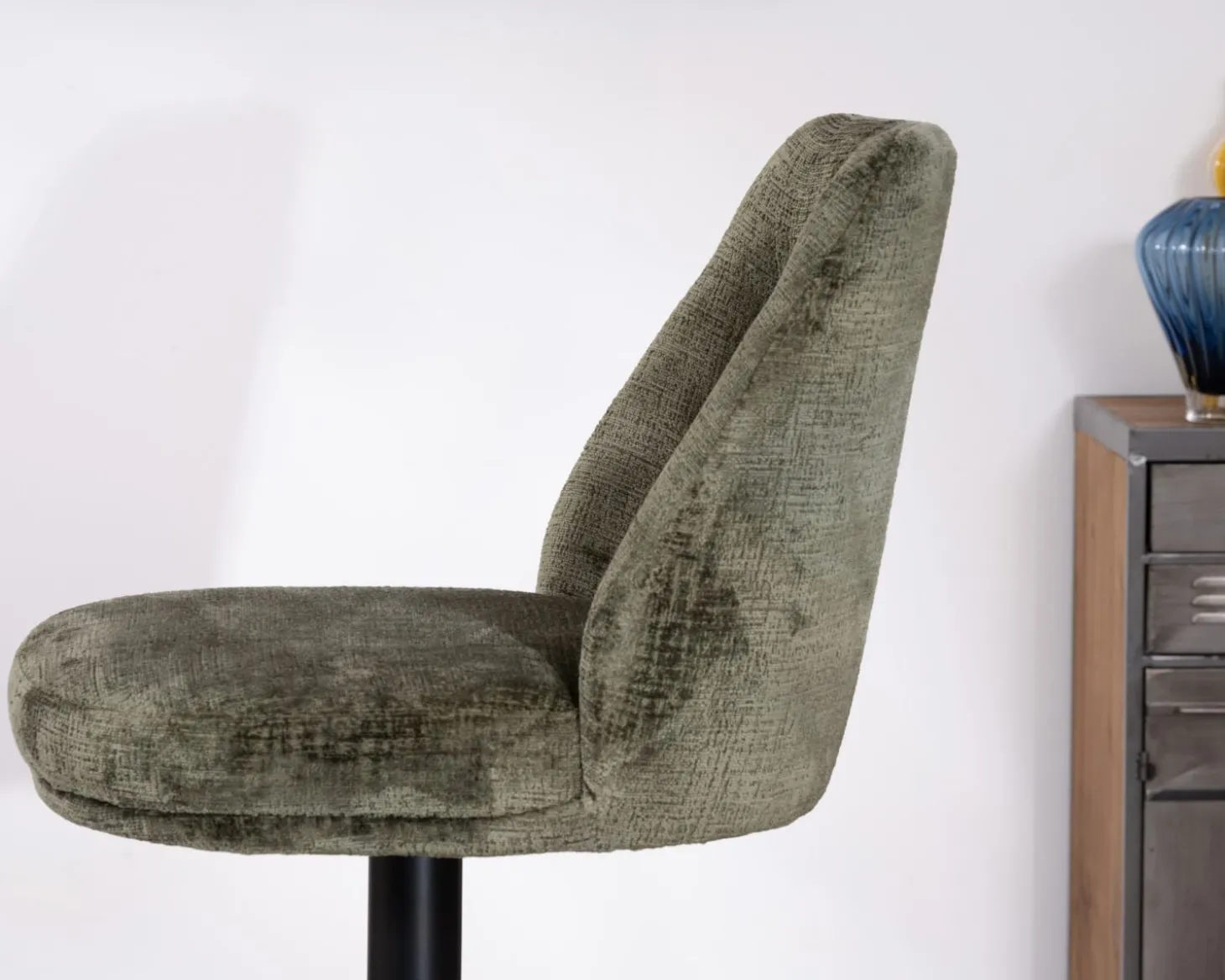 Lot de 2 chaises hautes réglables et pivotantes en velours vert kaki "Zoung" pied métal noir