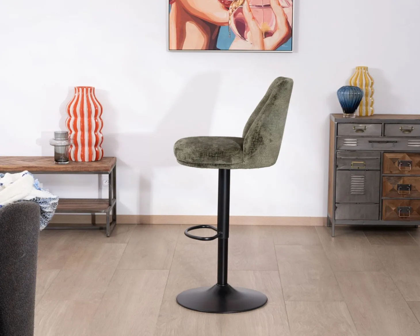 Lot de 2 chaises hautes réglables et pivotantes en velours vert kaki "Zoung" pied métal noir