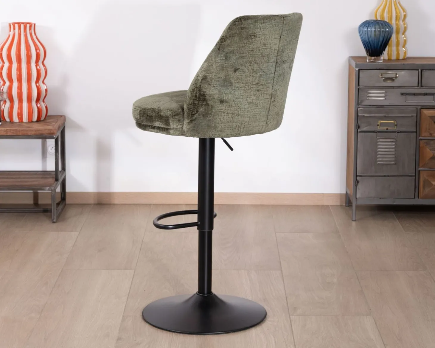 Lot de 2 chaises hautes réglables et pivotantes en velours vert kaki "Zoung" pied métal noir