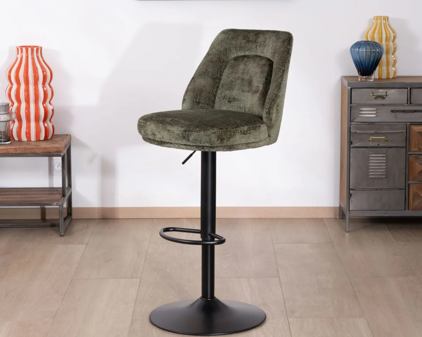 Lot de 2 chaises hautes réglables et pivotantes en velours vert kaki "Zoung" pied métal noir