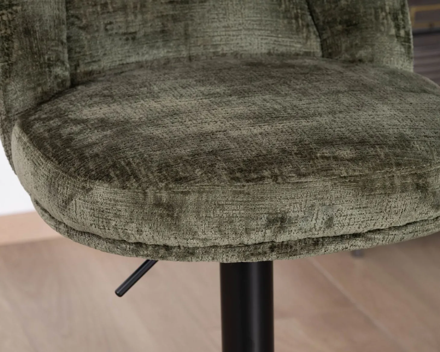 Lot de 2 chaises hautes réglables et pivotantes en velours vert kaki "Zoung" pied métal noir