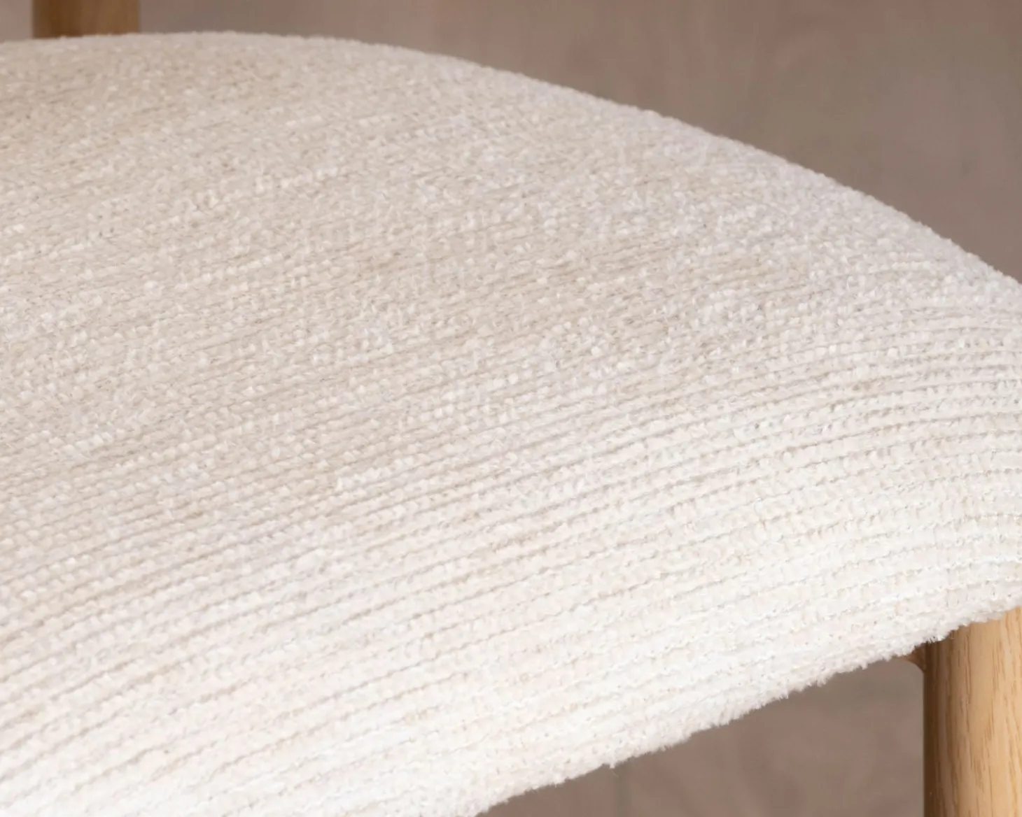 Lot de 2 chaises mi-hauteur style scandinave en tissu blanc cassé "Arpège" pieds métal aspect bois clair