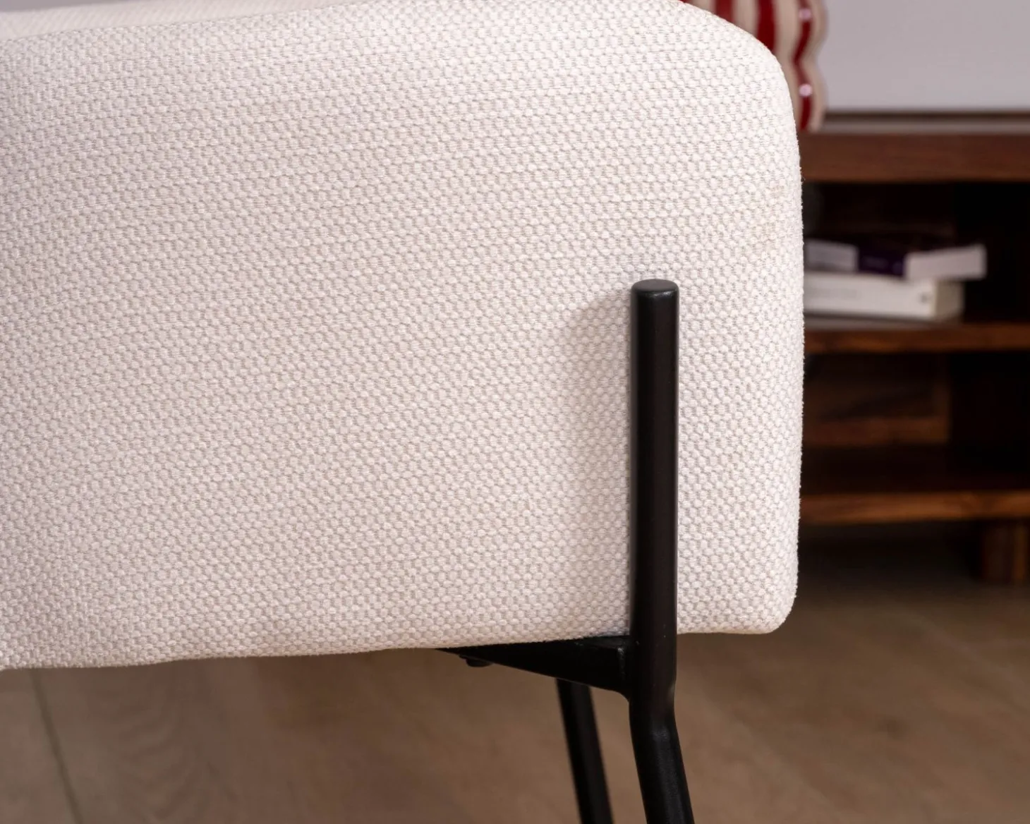 Lot de 2 chaises vintage en tissu blanc "Riméno" et pieds métal