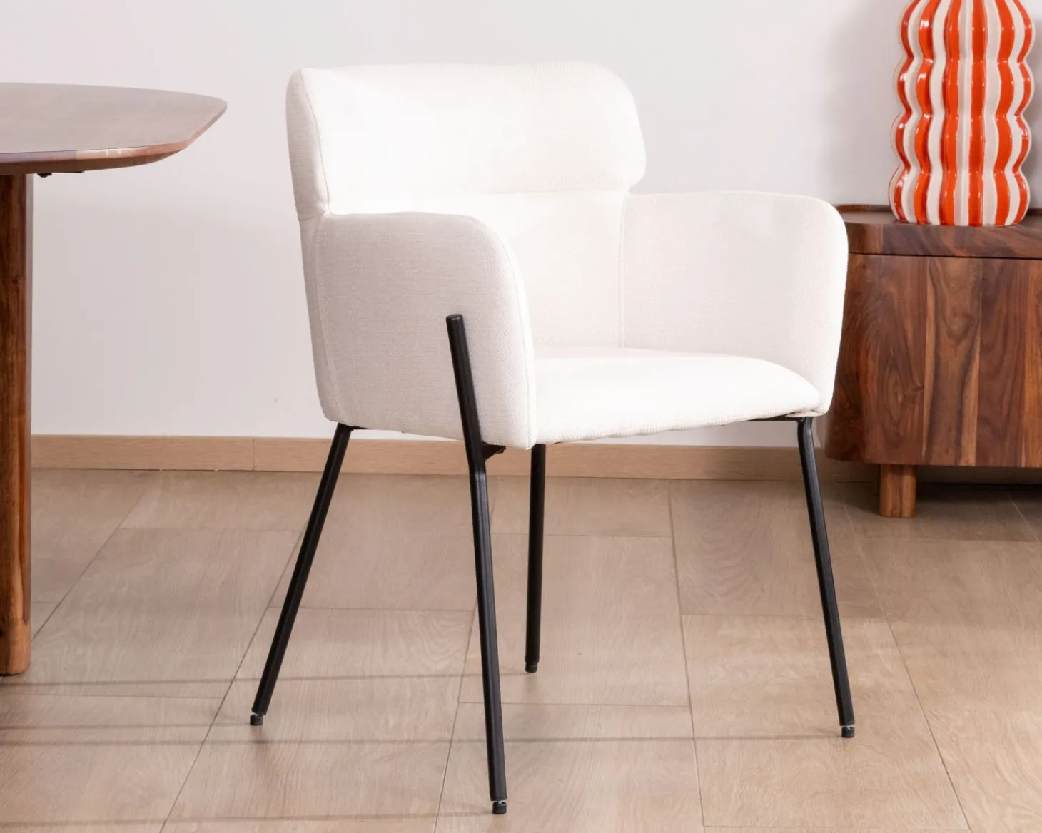 Lot de 2 chaises vintage en tissu blanc "Riméno" et pieds métal