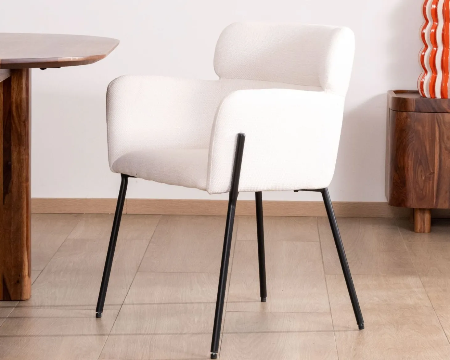 Lot de 2 chaises vintage en tissu blanc "Riméno" et pieds métal