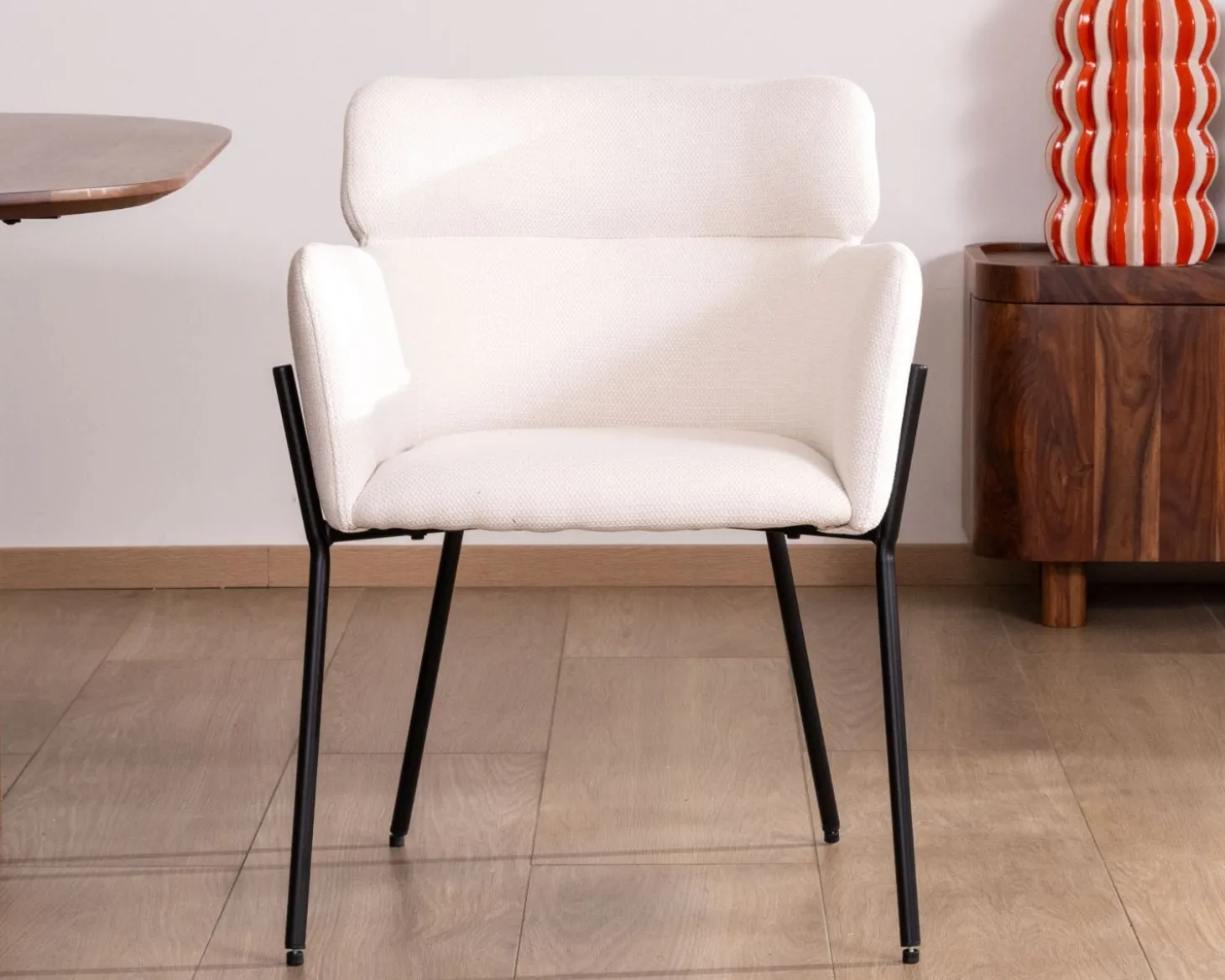 Lot de 2 chaises vintage en tissu blanc "Riméno" et pieds métal