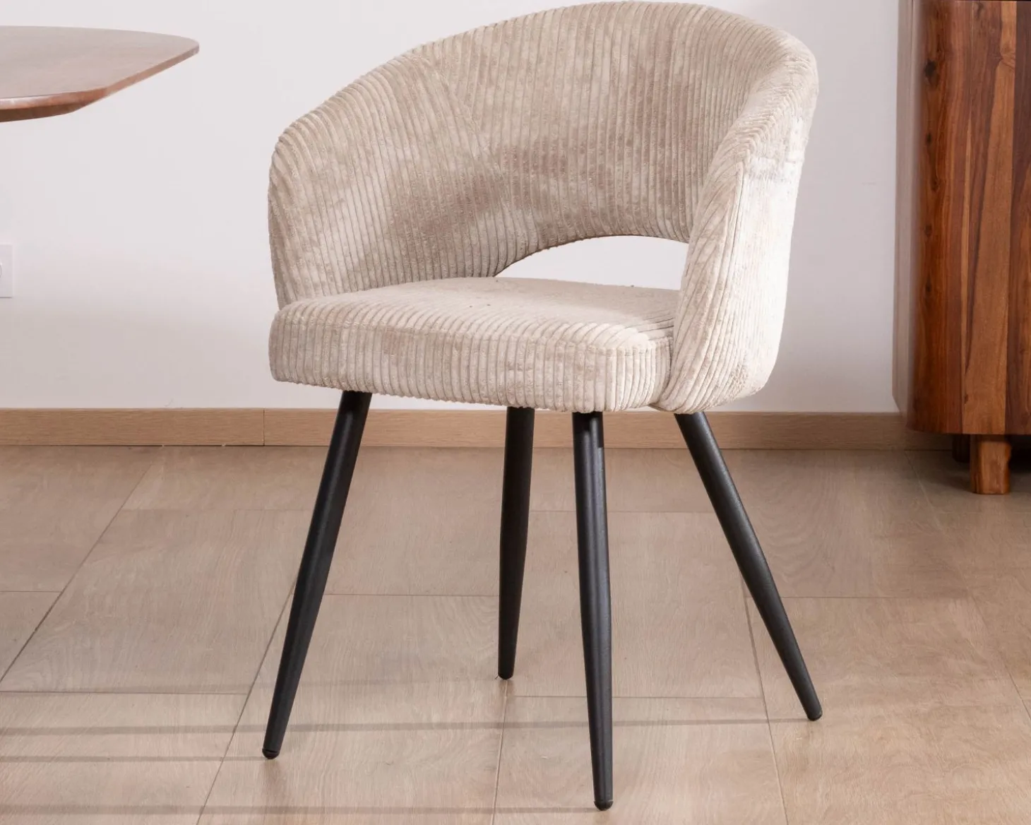 Lot de 2 chaises vintage en velours côtelé blanc cassé et pieds métal noir "Sonate"