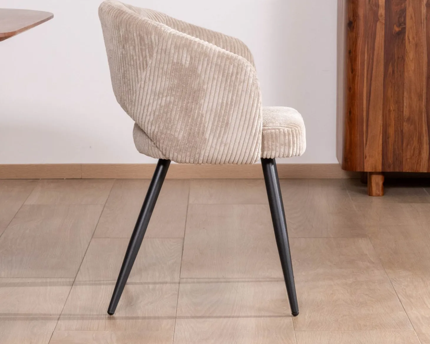 Lot de 2 chaises vintage en velours côtelé blanc cassé et pieds métal noir "Sonate"