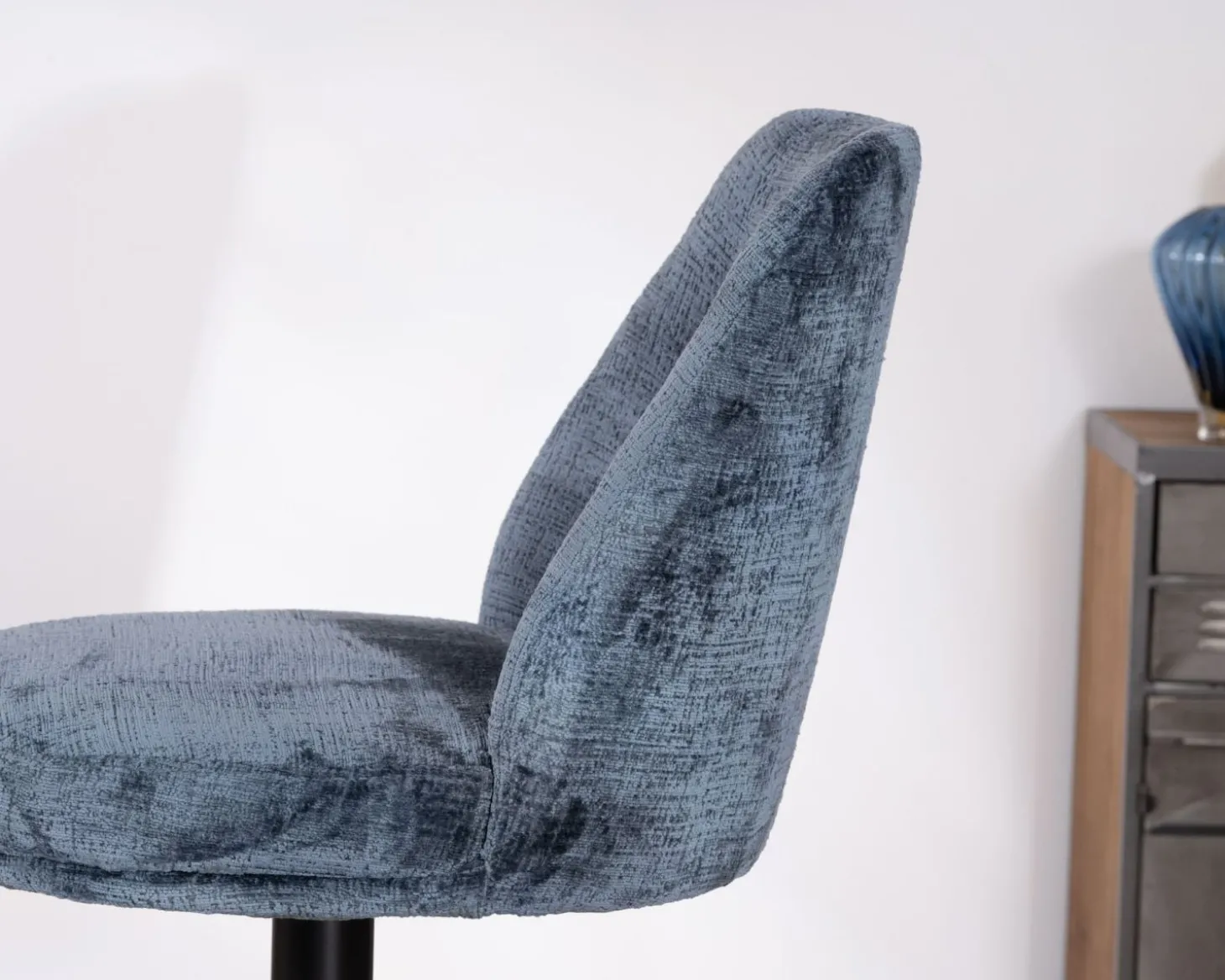 Lot de 2 confortables chaises de bar pivotantes en tissu bleu "Zoung" dossier haut