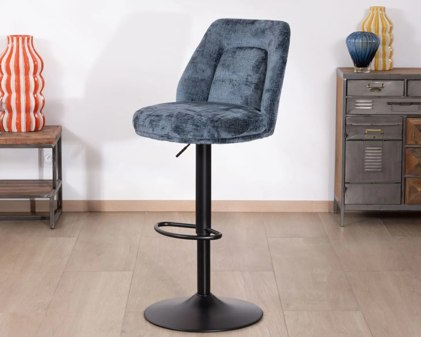 Lot de 2 confortables chaises de bar pivotantes en tissu bleu "Zoung" dossier haut