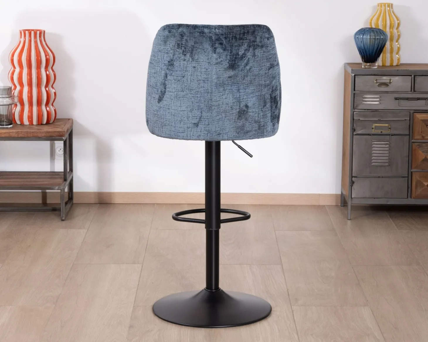 Lot de 2 confortables chaises de bar pivotantes en tissu bleu "Zoung" dossier haut
