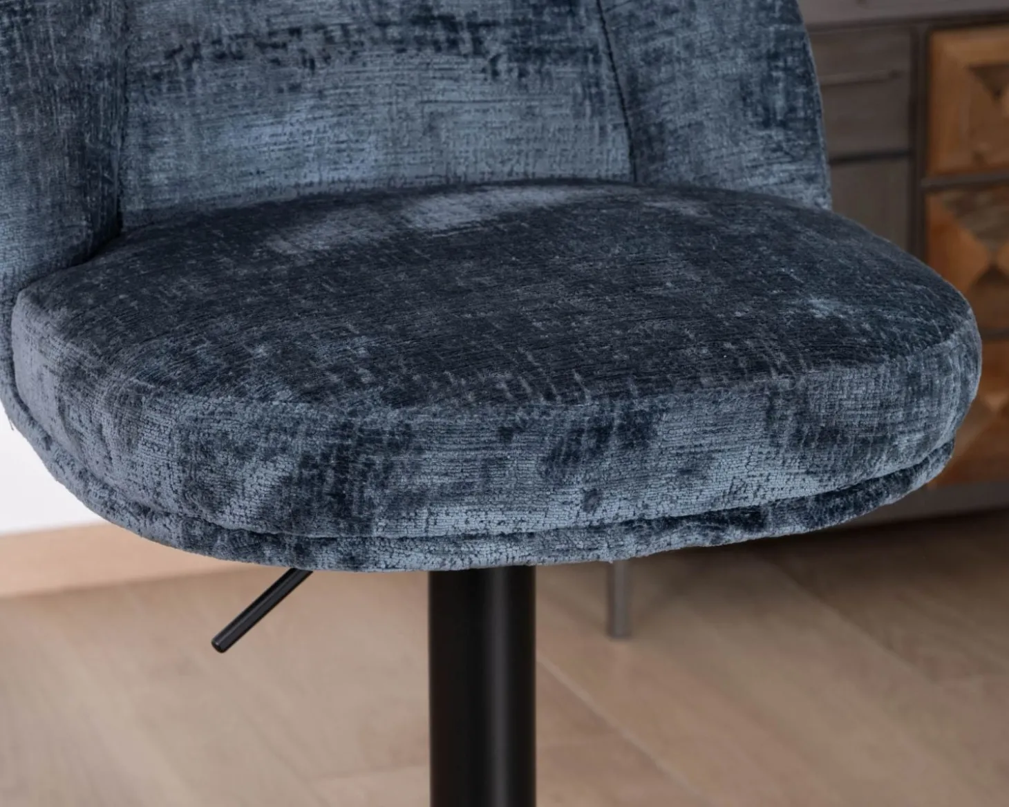 Lot de 2 confortables chaises de bar pivotantes en tissu bleu "Zoung" dossier haut