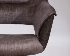 Lot de 2 fauteuils de repas enveloppants en tissu bi texturé chocolat et pied pivotant en métal 