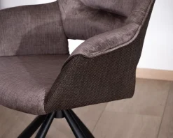 Lot de 2 fauteuils de repas enveloppants en tissu bi texturé chocolat et pied pivotant en métal 