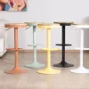 Lot de 2 tabourets ajustables en hauteur en métal blanc "Juo" avec assise bois