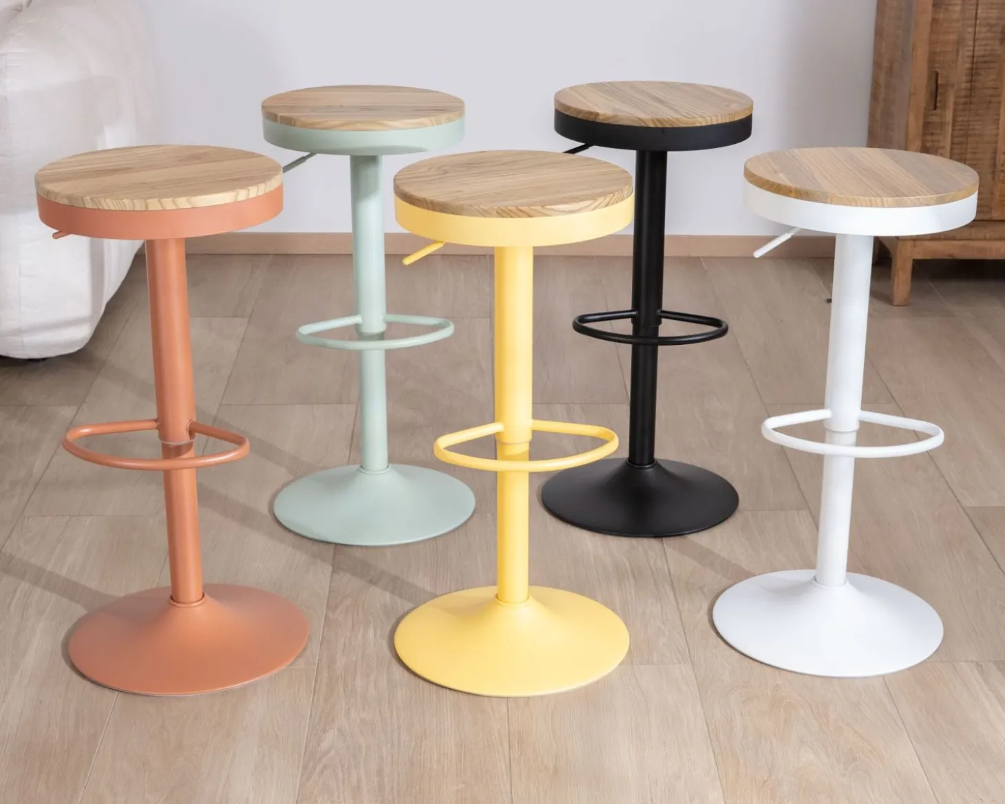 Lot de 2 tabourets ajustables en hauteur en métal blanc "Juo" avec assise bois