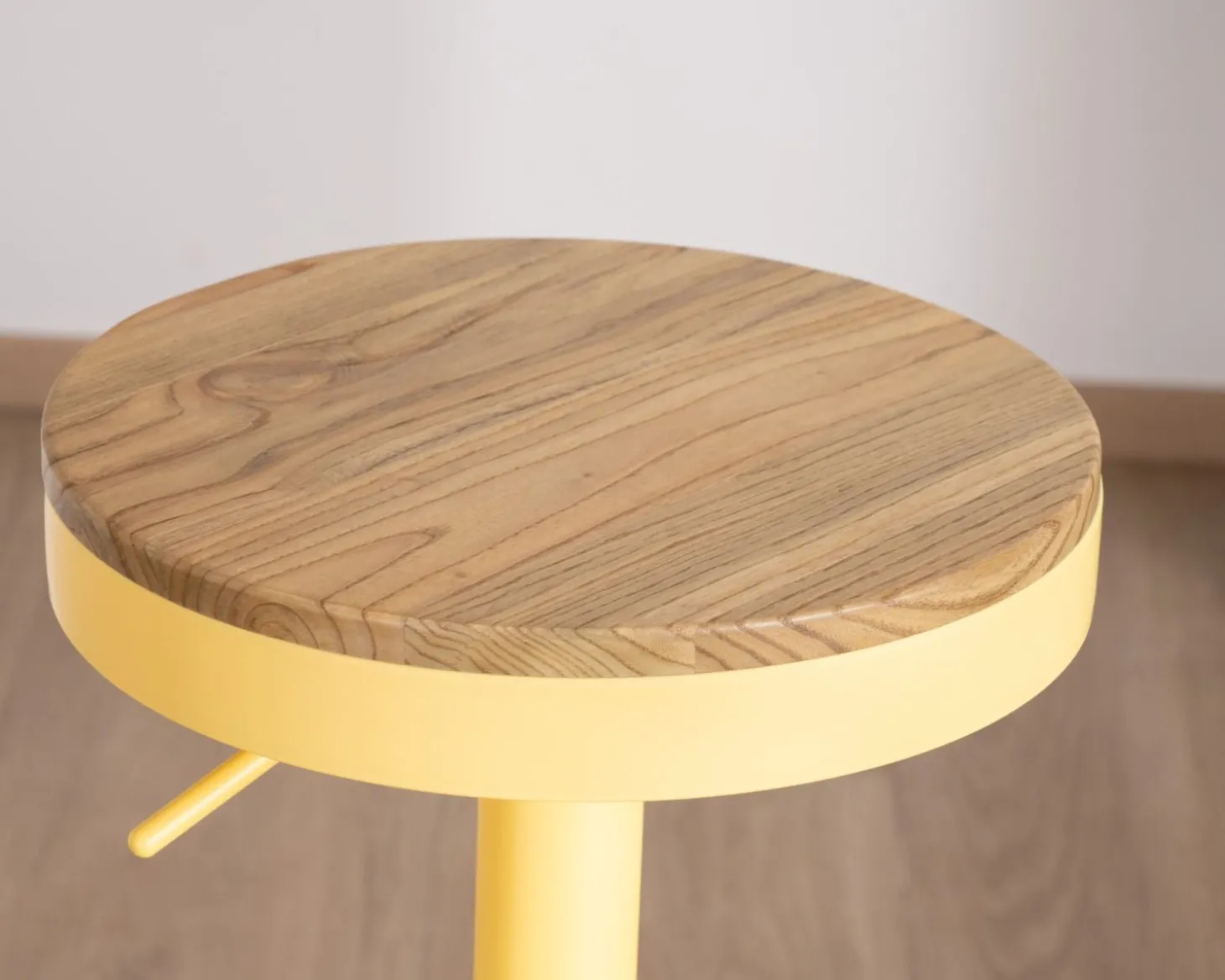 Lot de 2 tabourets en métal jaune acidulé avec assise bois "Juo" hauteur réglable