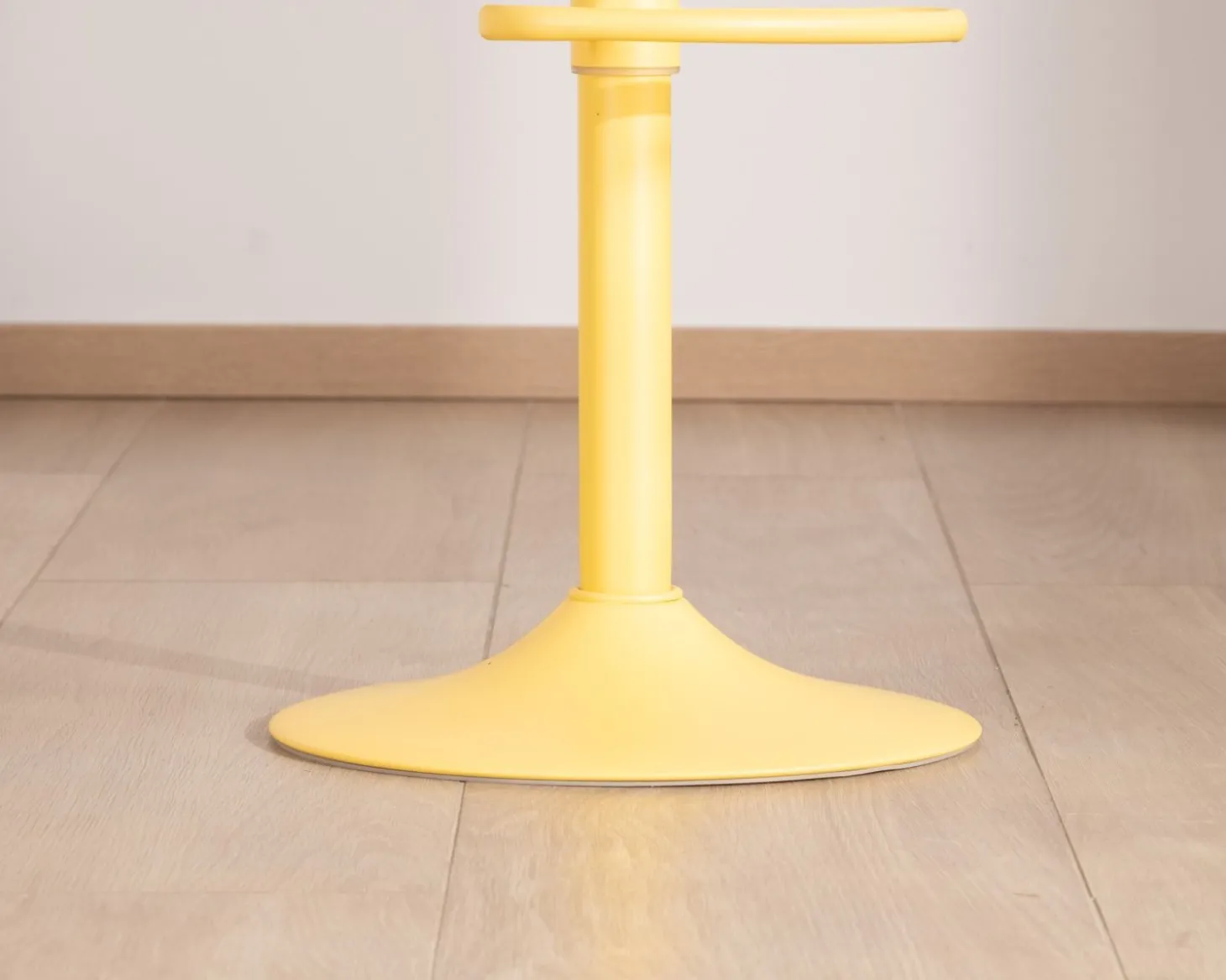Lot de 2 tabourets en métal jaune acidulé avec assise bois "Juo" hauteur réglable