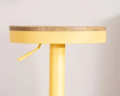 Lot de 2 tabourets en métal jaune acidulé avec assise bois